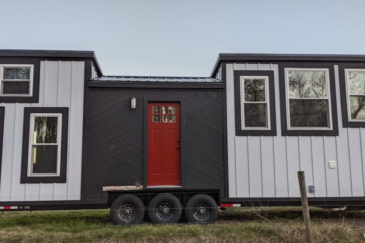 10x30 Modern Tiny House - Image 1 Thumbnail