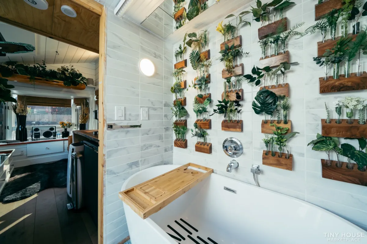 https://images.tinyhomebuilders.com/images/marketplaceimages/18ft-tiny-house-with-bathtub-WHEXHICMDS-01.jpg?width=1200&mode=max&format=webp