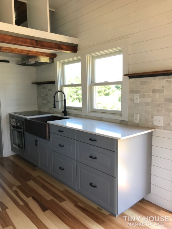 https://images.tinyhomebuilders.com/images/marketplaceimages/20-30-model-tiny-houses-for-sale--UQ84WKZNOJ-05-1600x1600.jpg