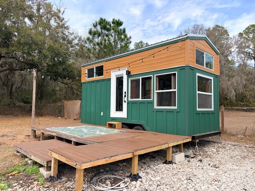 20' Sunny Tampa FL Getaway with Deck - Image 1 Thumbnail