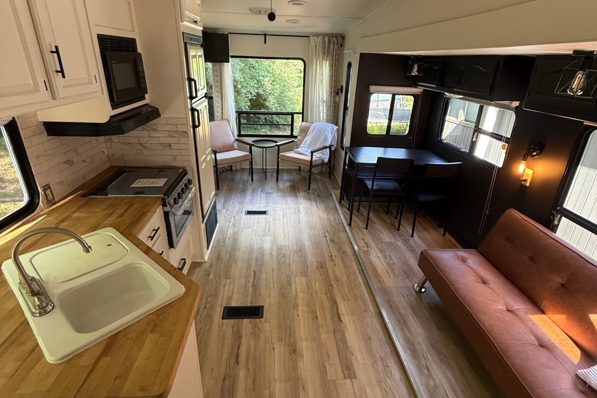 2003 Montana All-Season 5th Wheel – Fully Renovated & Ready for Adventure - Image 1 Thumbnail