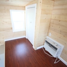 9 x 22 Modern Caravan Tiny House professionally built w/ composting toilet full kitchen and appliances - Image 5 Thumbnail