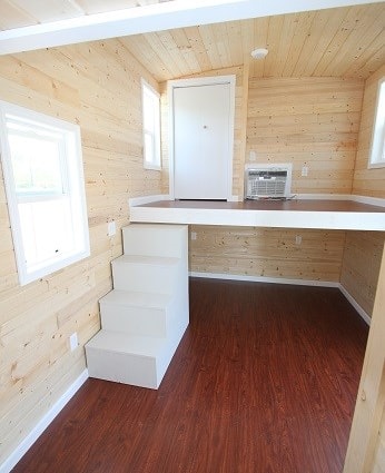 9 x 22 Modern Caravan Tiny House professionally built w/ composting toilet full kitchen and appliances - Image 2 Thumbnail