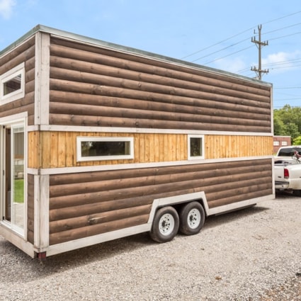 Upscale Tiny House Loaded with Amenities - Image 2 Thumbnail