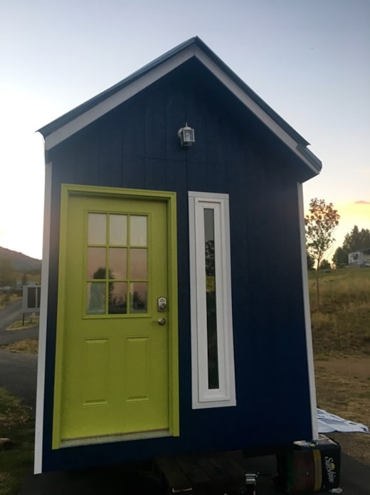 Adorable 8 X 20 tiny house on trailer FULLY FURNISHED!