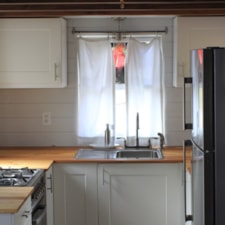 Modern and Spacious Tiny House, High End Appliances - Image 4 Thumbnail