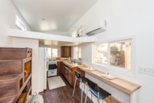 9 x 24 Modern Caravan by Tiny House Cottages professionally built dual lofts washer dryer full kitchen hardwoods composting toilet - Image 4 Thumbnail