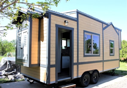 Luxurious Tiny House For Sale - Image 2 Thumbnail