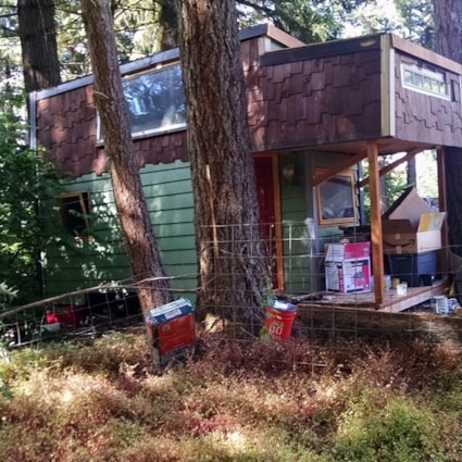 [SOLD] Quirky Tiny House - Image 2 Thumbnail