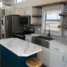 2021 Platinum Cottage RV Park Model  - Image 6 Thumbnail