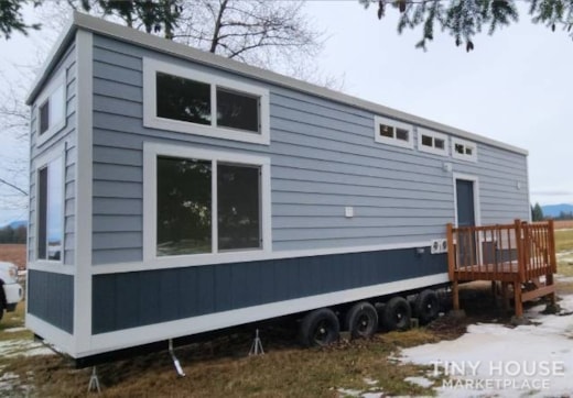 2022 Tiny house w/ downstairs bedroom