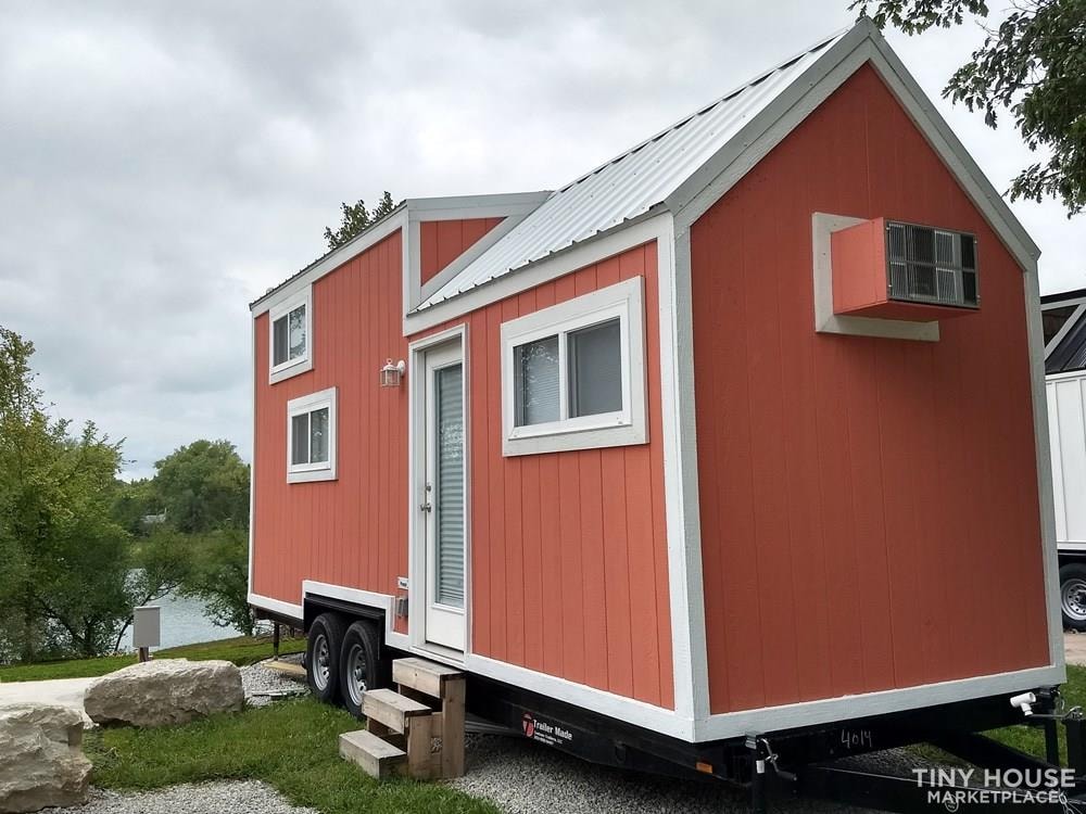 https://images.tinyhomebuilders.com/images/marketplaceimages/24-x-8-poppy-by-modern-tiny-living-MO2LA5XPEJ-01-1000x750.jpg?width=1200&height=800&mode=crop