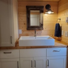 24ft fully furnished rustic country tiny home - Image 5 Thumbnail