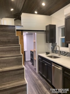 30ft Modern Tiny House built  2018 RVIA certified. High End Luxury Finishes. - Image 3 Thumbnail
