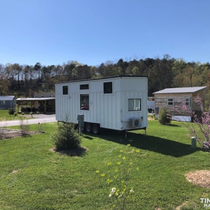 28’ Modern Farmhouse Tiny Home - Image 2 Thumbnail