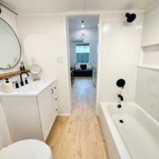 Beautiful 30' tiny house with downstairs bedroom (2025) - Image 4 Thumbnail