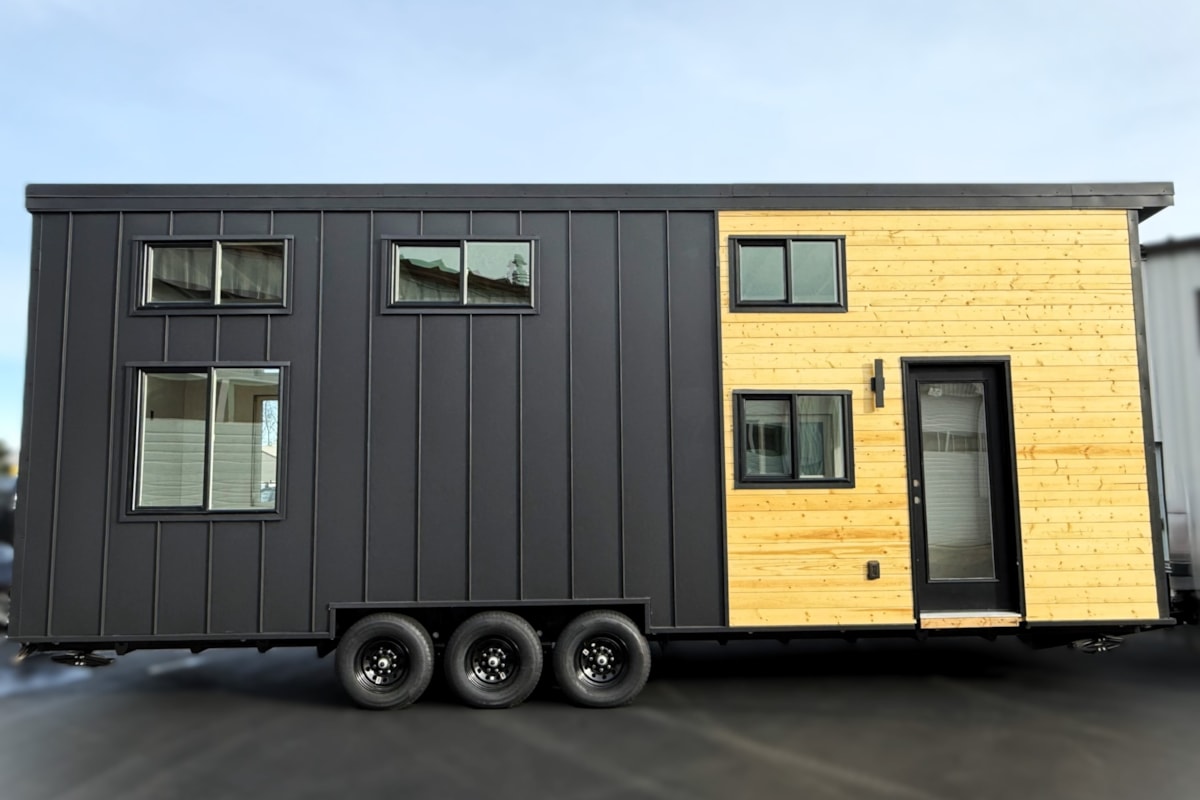 Beautiful 30' tiny house with downstairs bedroom (2025) - Image 1 Thumbnail