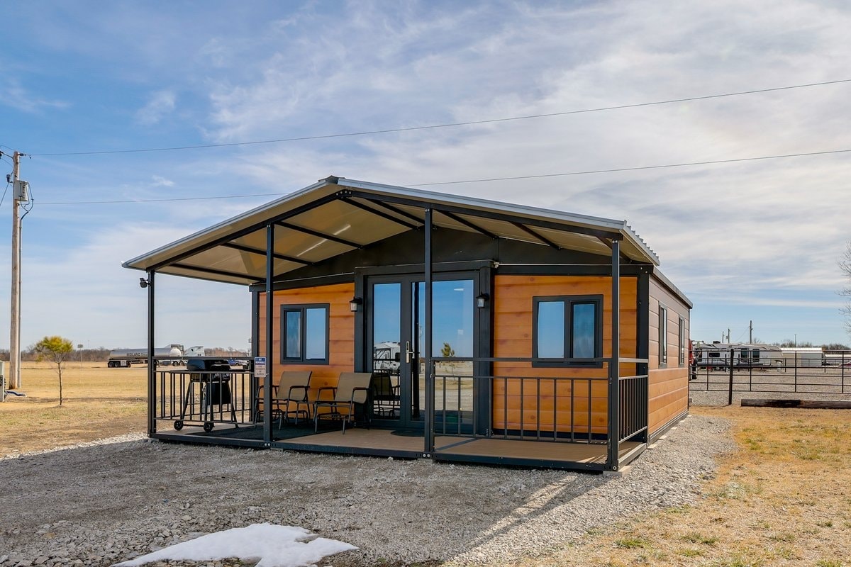 380 Sq ft 2 bed 1 bath  - Image 1 Thumbnail