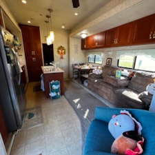 Family of Six Spacious 47’ Bunkhouse With Lots of Storage - Image 3 Thumbnail