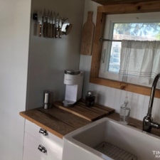 Beautiful custom built Tiny House could remain on Lake Fairview or be moved. - Image 6 Thumbnail