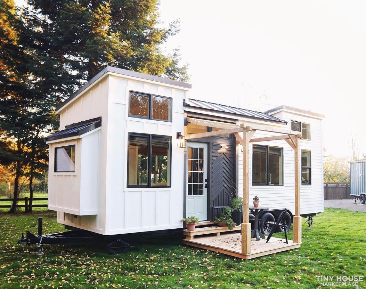 26-year-old pays $0 to live in a 'luxury tiny home' she built in her  backyard for $35,000—take a look inside