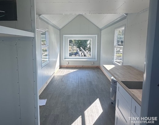 Brand New Tiny w/ Vaulted Ceiling & Bay Window & Built by Incredible Tiny Homes!