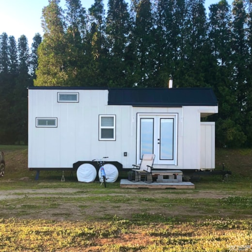 Bright and Spacious Tiny Home on Wheels