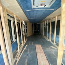 Bus/Tiny Home Shell - MCI D4505 - Image 6 Thumbnail