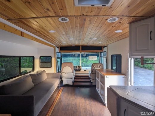 Charming Renovated 35 foot Class A RV 