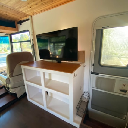 Charming Renovated 35 foot Class A RV  - Image 2 Thumbnail