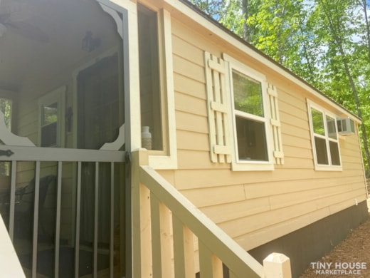 Adorable Tiny home cabin on 3/4 acre tucked in the woods in a gorgeous community