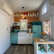 Charming & Vintage Tiny Home - 8ft Wide x 24ft Long - Image 3 Thumbnail