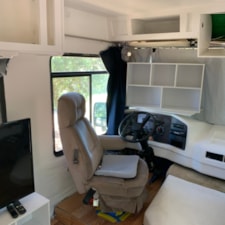 Clean, modern, renovated RV with loads of natural light. - Image 4 Thumbnail