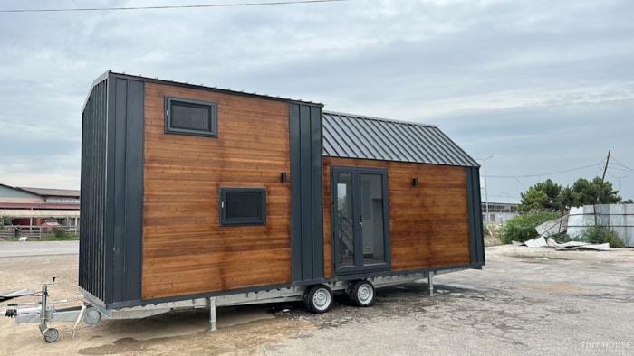 https://images.tinyhomebuilders.com/images/marketplaceimages/compact-luxury-modern-tiny-house-QEIG28E4D9-01.jpg?width=700