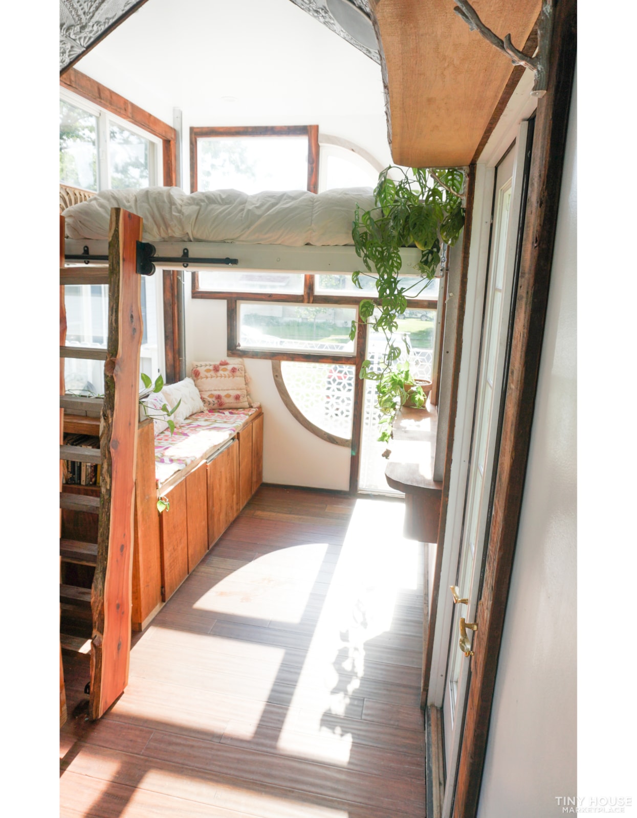 20+ Incredible Luxury Modern Tiny Homes With Huge Windows and Decks
