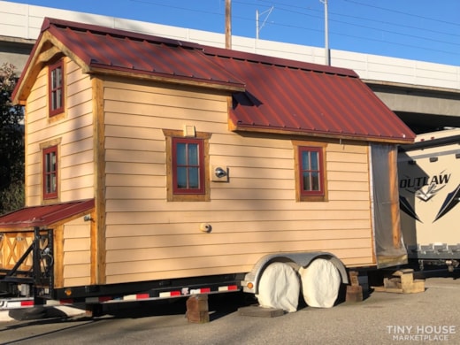 Coyote - Tiny house seen on "Grace and Frankie"