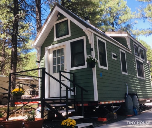 Tiny house on Wheels-Comes with everything(porch,skirt,jacks,powercord,heathose)