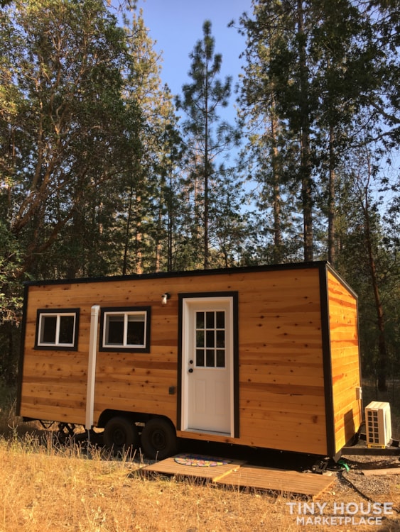 https://images.tinyhomebuilders.com/images/marketplaceimages/cute-new-8x20-tiny-home-CDAJFNEALI-03-1600x1600.jpg