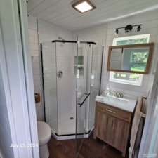 Downstairs Bedroom, full size kitchen and bathroom tiny home on wheels - Image 4 Thumbnail