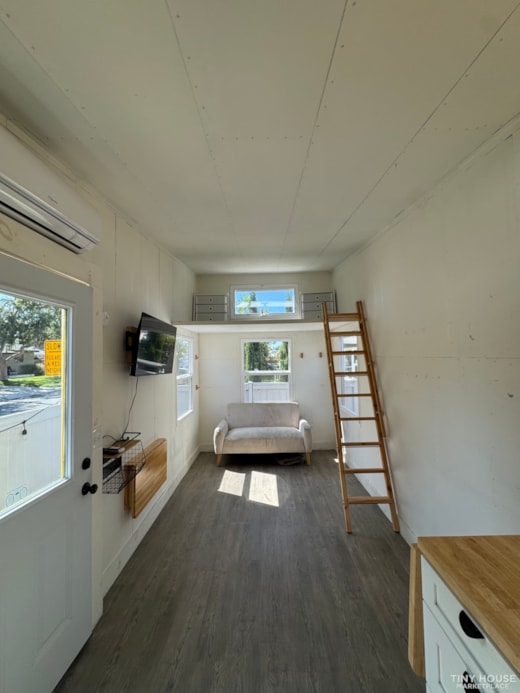 Incredible tiny home on wheels 8’x 20’ with solar panels! 