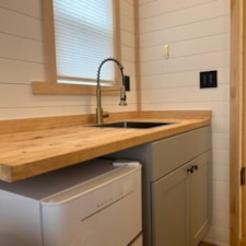 Light Weight & Cozy Tiny Home on Wheels! 8ft Wide x 16ft Long - Image 3 Thumbnail