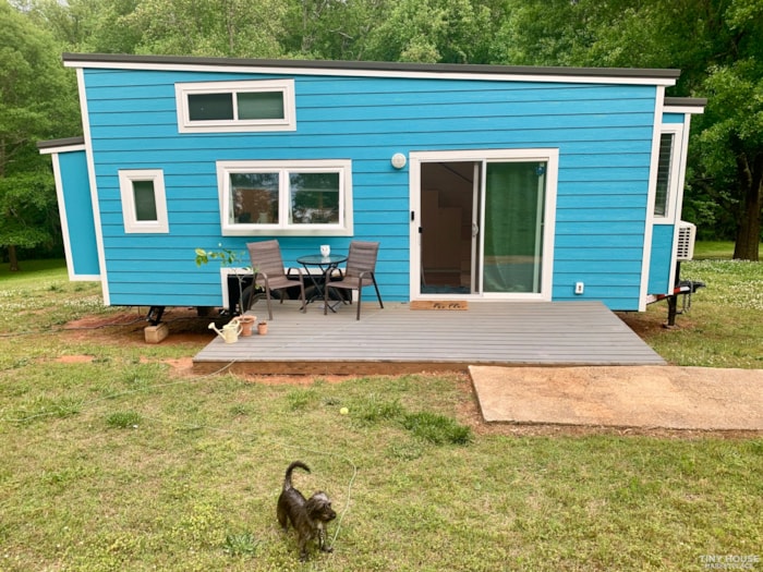 https://images.tinyhomebuilders.com/images/marketplaceimages/little-blue-2-5CSG9LG49C-09.jpg?width=700