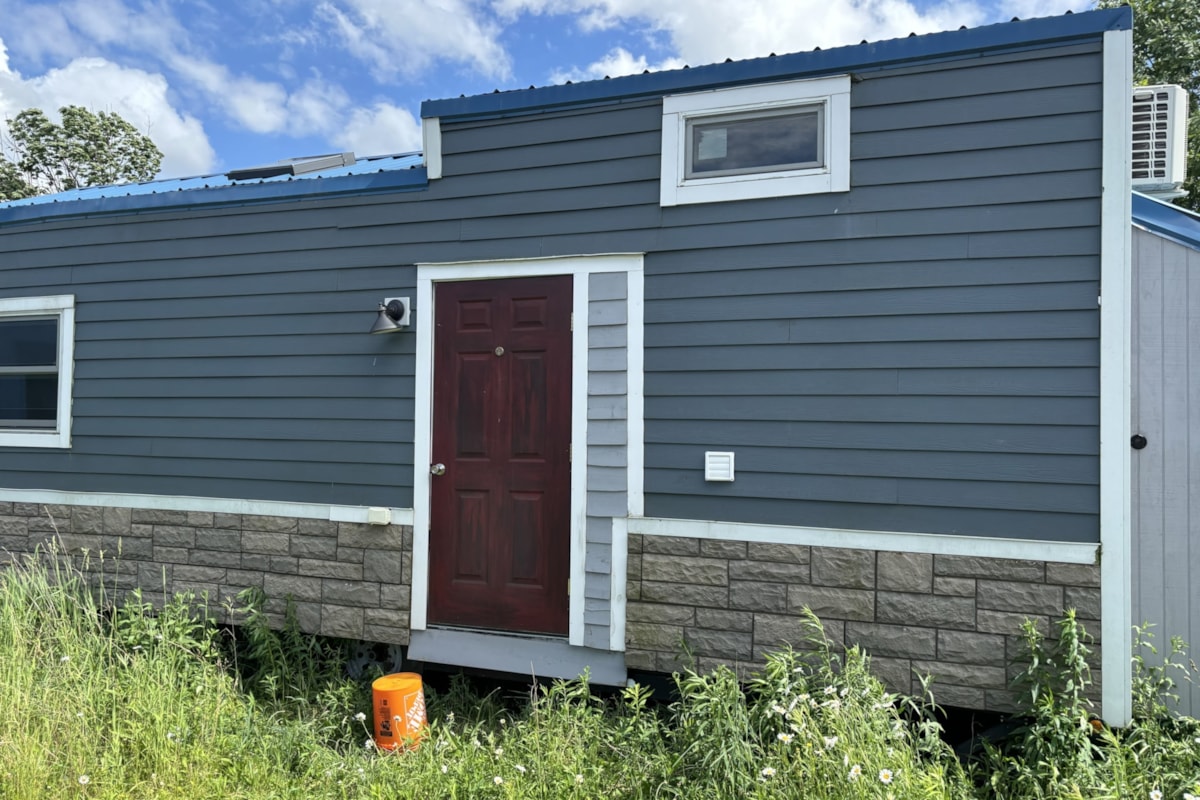 Luxurious Custom Tiny House - Image 1 Thumbnail