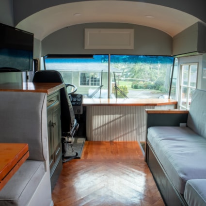 Luxury Converted Bus, Make This Your Tiny Home! - Image 2 Thumbnail