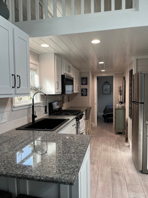 https://images.tinyhomebuilders.com/images/marketplaceimages/maggie-valley-park-model-331MMFOK8P-01.jpg?width=520