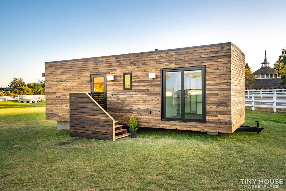 https://images.tinyhomebuilders.com/images/marketplaceimages/modern-prefab-home-on-wheels-AGO6UEB1OO-05-1000x750.jpg