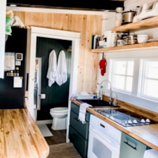 Modern Rustic w/ Full Kitchen, Laundry & AC on Wheels - Image 3 Thumbnail