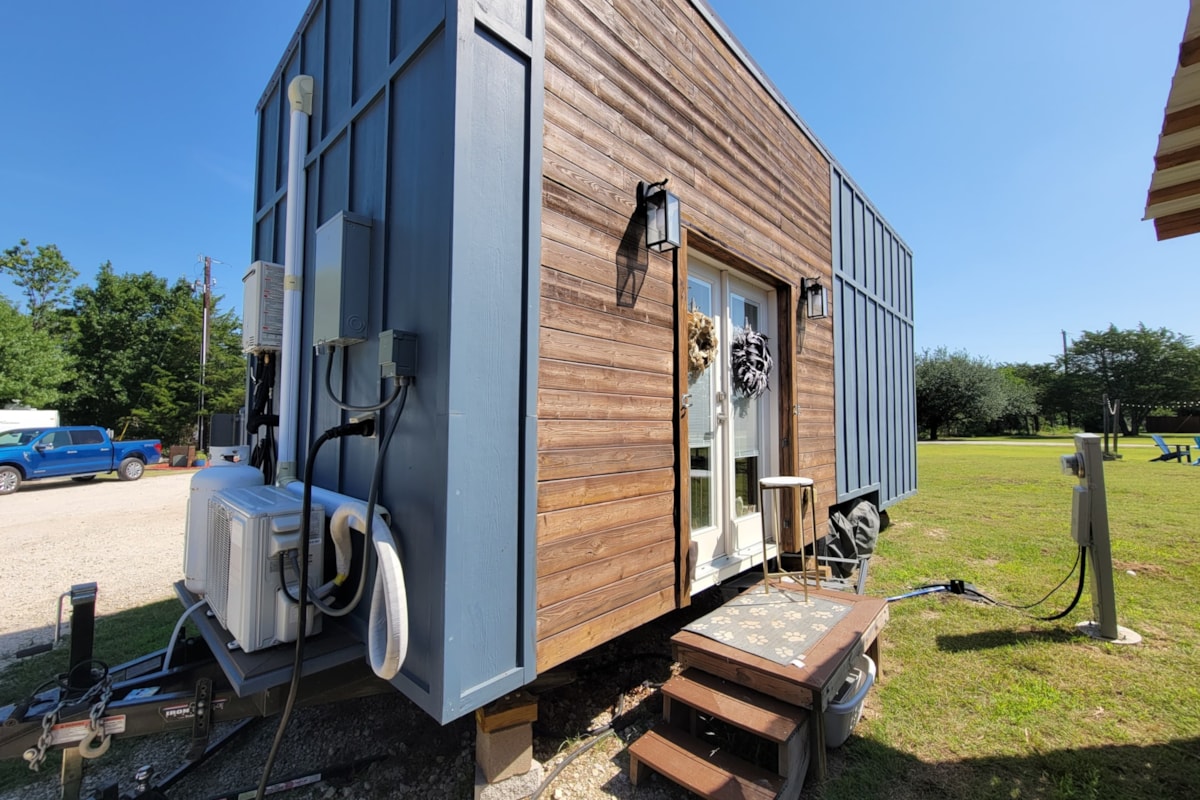 Modern Tiny House with modern amenities - Image 1 Thumbnail