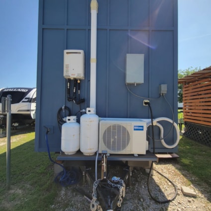 Modern Tiny House with modern amenities - Image 2 Thumbnail