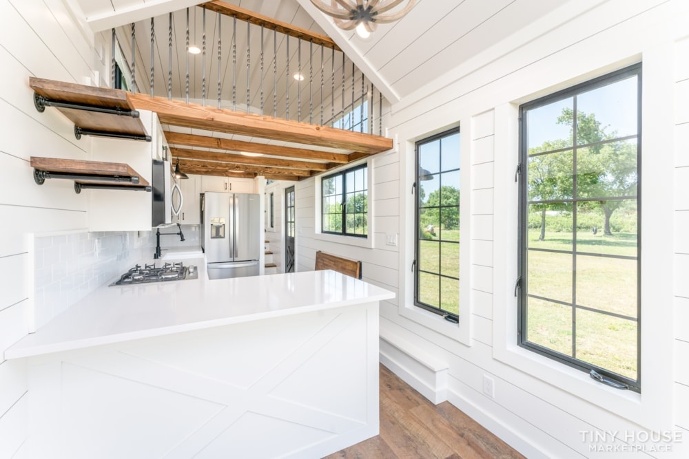 https://images.tinyhomebuilders.com/images/marketplaceimages/new-2021-luxury-modern-farmhouse-1-M06688IMPV-01-1600x1600.jpg?width=1200&height=800&mode=crop